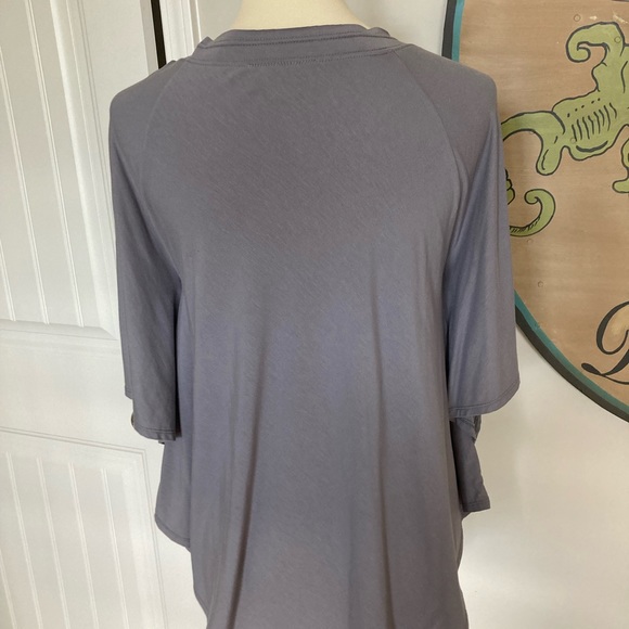 Gray top with circular pattern - Picture 3 of 7
